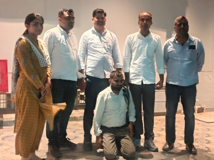 नशीली दवाइयों का अवैध कारोबारी आरोपी गिरफ्तार:3 साल से फरार था 25 हजार का ईनामी, पत्नी से मिलने पहुंचे आरोपी को एएनटीएफ ने जयपुर स्टेशन से पकड़ा