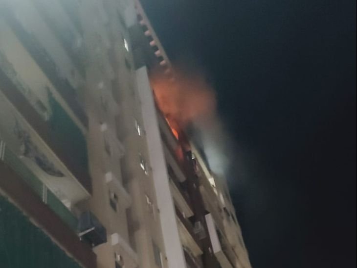 जयपुर अपार्टमेंट में जलता छोड़ा दीया बना आग का कारण:गृह प्रवेश पूजा के बाद फ्लैट में लगी आग; 45 मिनट में पाया काबू, बड़ा हादसा टला