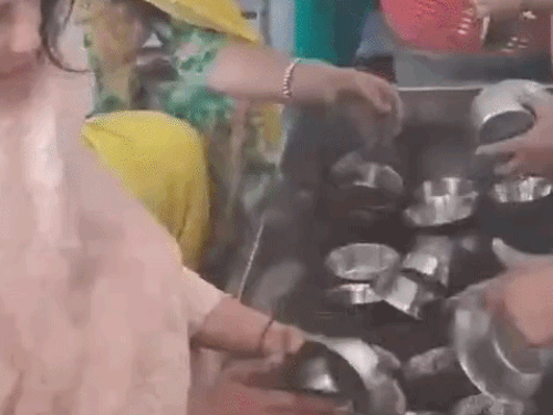 प्रियंका चोपड़ा ने गोल्डन टेंपल में माथा टेका:दुपट्‌टे से सिर ढककर आईं; लंगर हॉल में जूठे बर्तन मांजने की सेवा की, गुरबाणी सुनी