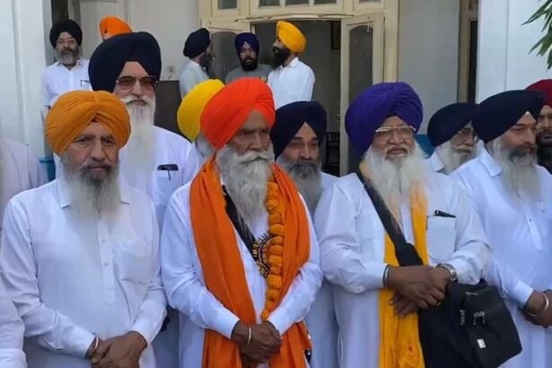 अटारी बॉर्डर पर 27 सिख श्रद्धालुओं को रोका:BSF ने लिस्ट में नाम न होने का दिया हवाला, बैसाखी मनाने पाकिस्तान जा रहा जत्था