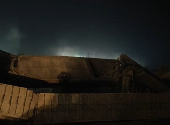 नाथद्वारा में मेगा हाईवे की निर्माणाधीन पुलिया का हिस्सा गिरा:हादसे से मजदूर बाल- बाल बचे, जाम लगा; लोगों ने क्वालिटी पर उठाए सवाल