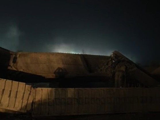 नाथद्वारा में मेगा हाईवे की निर्माणाधीन पुलिया का हिस्सा गिरा:हादसे से मजदूर बाल- बाल बचे, जाम लगा; लोगों ने क्वालिटी पर उठाए सवाल