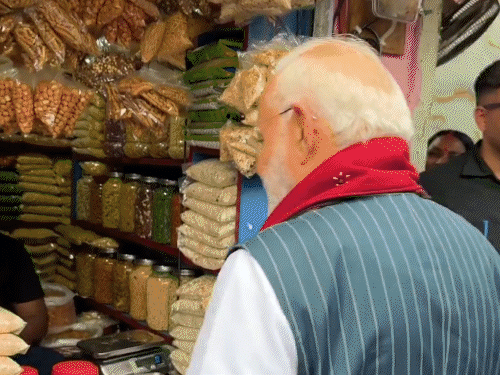 पश्चिम बंगाल में पीएम ने झालमूड़ी खाई; VIDEO:दुकानदार को ₹10 दिए; उसने पूछा- प्याज खाते हैं, मोदी बोले- प्याज खाता हूं, दिमाग नहीं