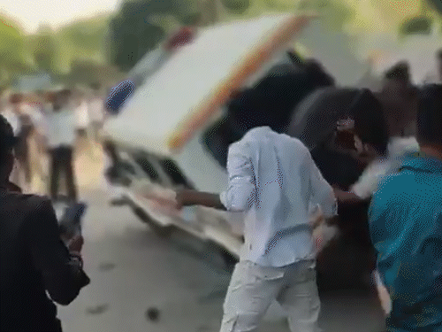 नोएडा में हिंसा, 10 गाड़ियों में आग लगाई:पुलिस की गाड़ी पलटी, आंसू गैस के गोले दागने पड़े; फैक्ट्री कर्मचारियों का प्रदर्शन