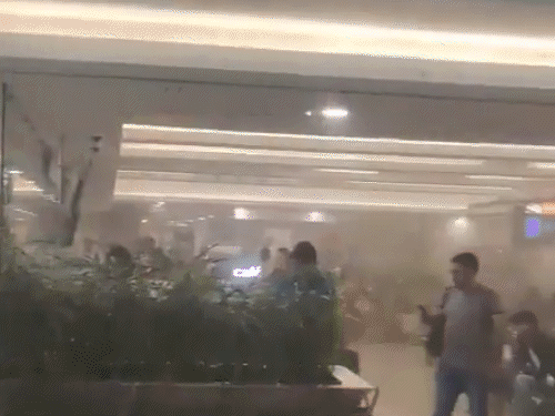 मुंबई एयरपोर्ट के टर्मिनल-1 के पास आग:रनवे एरिया से धुआं उठा, गेट बंद किए; कुछ उड़ानें रोकी गईं