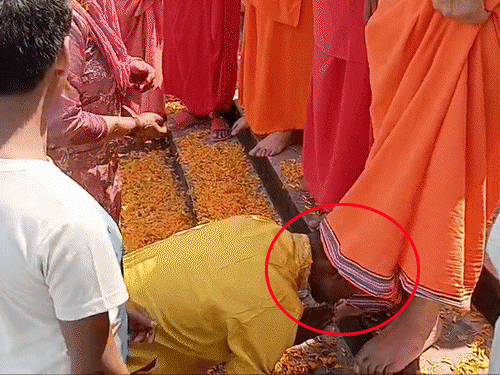 UP के मुस्लिम परिवार को उत्तराखंड में बनाया हिंदू:गंगा में डुबकी लगवाई-जनेऊ पहनाया, धर्म बदलने के बाद संत के पैर चूमे