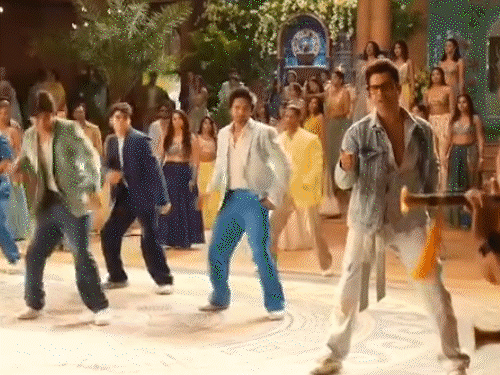 सलमान के सामने डांस करने से घबराए वरुण:फिल्म 'है जवानी तो इश्क होना है' के सेट पर पहुंचे सलमान; वरुण ने शेयर किया वीडियो