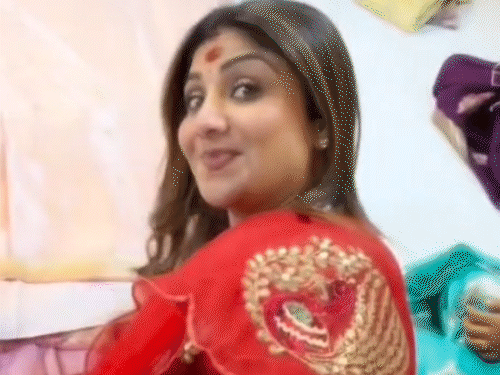 शिल्पा शेट्‌टी ने बनारसी लस्सी पी:बाबा विश्वनाथ के दर्शन किए, मां विंध्‍यवासिनी को चुनरी चढ़ाई; बोलीं- मैं सौभाग्यशाली हूं