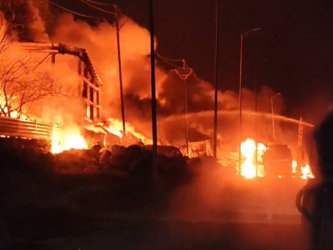 MP के पीथमपुर की कंपनी में भीषण आग:केमिकल ड्रमों में लगातार हो रहे धमाके; आसपास की फैक्ट्रियां खाली कराईं