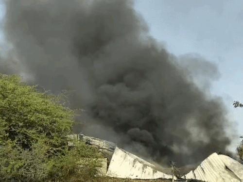 परफ्यूम की बोतल के कारण भड़की आग, 4 जिंदा जले:नीमराना के अवैध कबाड़ गोदाम में धमाके, 1KM तक दिखाई दीं लपटें, 2 लोग लापता