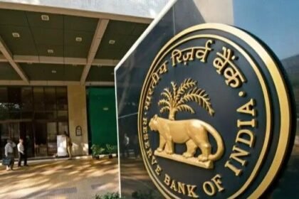 RBI ने रुपए के ट्रेड पर लगी पाबंदियां हटाईं:अब फॉरेक्स डीलर्स NDF मार्केट में पोजीशन ले सकेंगे; मार्च में लगी थी रोक