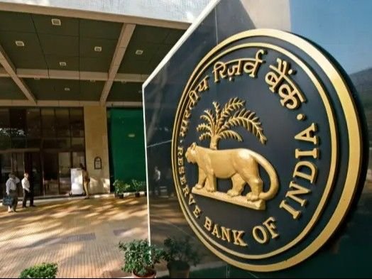 RBI ने रुपए के ट्रेड पर लगी पाबंदियां हटाईं:अब फॉरेक्स डीलर्स NDF मार्केट में पोजीशन ले सकेंगे; मार्च में लगी थी रोक