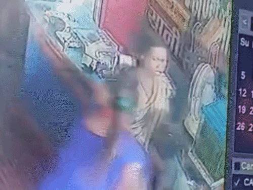 देवरिया में शराबियों का उत्पात, मीट दुकान पर मारपीट:रुद्रपुर मोड़ पर विवाद का वीडियो वायरल, पुलिस जांच जारी