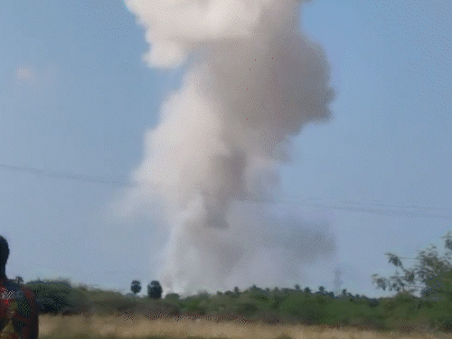 तमिलनाडु में पटाखा फैक्ट्री में धमाका, 23 की मौत:इनमें 16 महिलाएं; रेसक्यू के दौरान दूसरा ब्लास्ट, बचाव में जुटे 13 लोग घायल