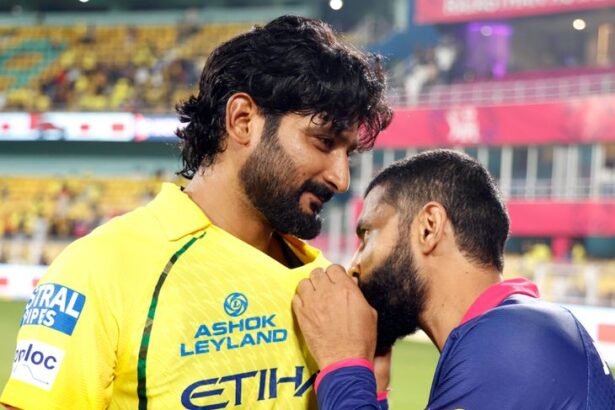 जडेजा ने अपनी पुरानी टीम CSK का लोगो चूमा:बोले- टीम से अलग होना आसान नहीं था, 13 साल चेन्नई के लिए IPL खेले