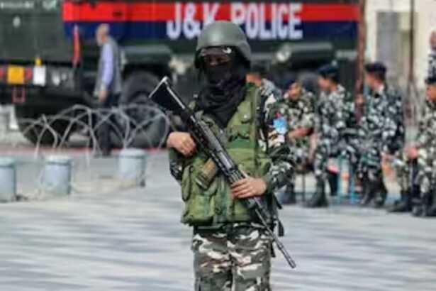 जम्मू-कश्मीर में 16 साल से फरार पाकिस्तानी आतंकी गिरफ्तार:लश्कर का मेंबर था; एक साथी और तीन मददगार भी पकड़े गए