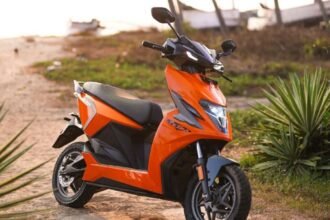 सिंपल अल्ट्रा ई-स्कूटर ₹2.35 लाख में लॉन्च:एक बार चार्ज करने पर400km चलेगा, यह देश में सबसे ज्यादा रेंज वाला स्कूटर