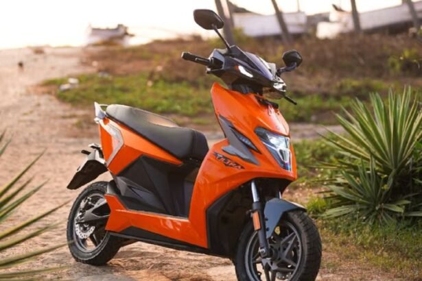 सिंपल अल्ट्रा ई-स्कूटर ₹2.35 लाख में लॉन्च:एक बार चार्ज करने पर400km चलेगा, यह देश में सबसे ज्यादा रेंज वाला स्कूटर