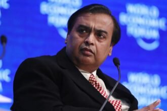 रिलायंस का मुनाफा 13% गिरकर ₹16,971 करोड़ रहा:चौथी तिमाही में रेवेन्यू 13% बढ़कर ₹2.98 लाख करोड़ पहुंचा; शेयर होल्डर को ₹6 लाभांश मिलेगा