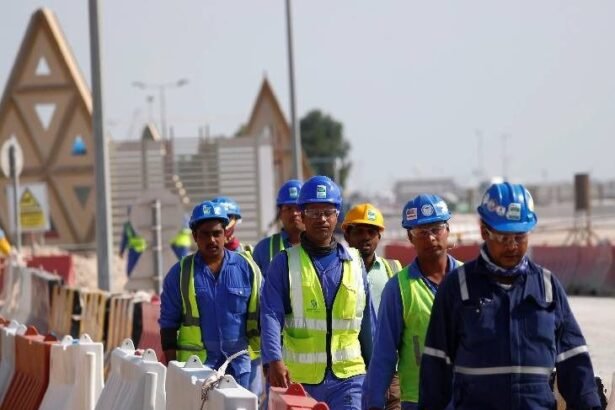 जान जोखिम में पर 45,000 की तनख्वाह छोड़ना मुश्किल:खाड़ी से रेमिटेंस बंद हुआ तो डूब जाएगी 2.4 करोड़ परिवारों की इकोनॉमी