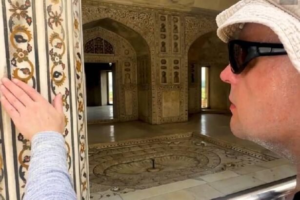 दृ​ष्टिहीनों के साथ भारत घूमने वाले जर्नलिस्ट के अनुभव:नजारे नहीं, एहसास… देखने वालों के लिए सफर ‘फिल्म’ है, पर अंधेरों के लिए ‘खुलती किताब’