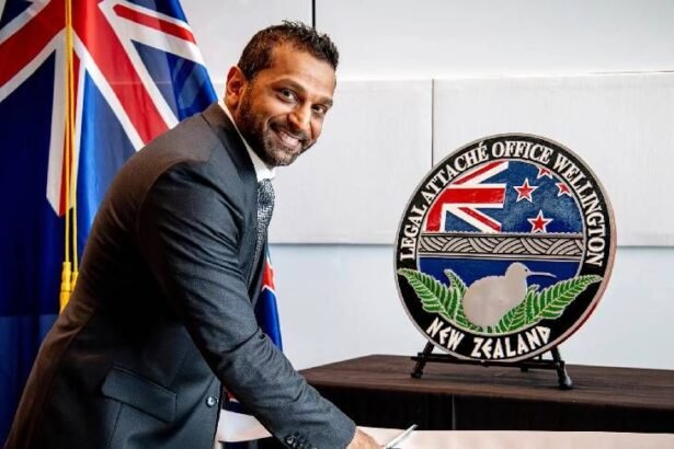 काश पटेल पर गैर-जिम्मेदाराना व्यवहार के आरोप:हॉकी के दीवाने हैं FBI चीफ, रंगबिरंगे मोजों और भारत से सिलवाए सूट का मजाक उड़ाते थे दोस्त