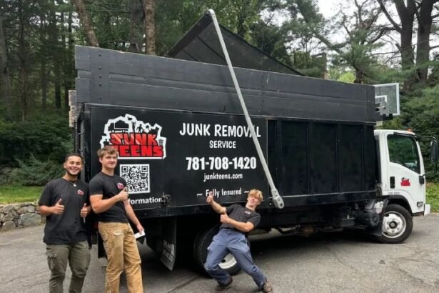 कचरे में ​मिले स्पीकर ने जेन-जी भाईयों को बनाया करोड़प​ति:3.5 लाख रुपए में ट्रक खरीदा, घर-ऑफिस से कचरा उठाया, रीसेल कर बढ़ाया बिजनेस