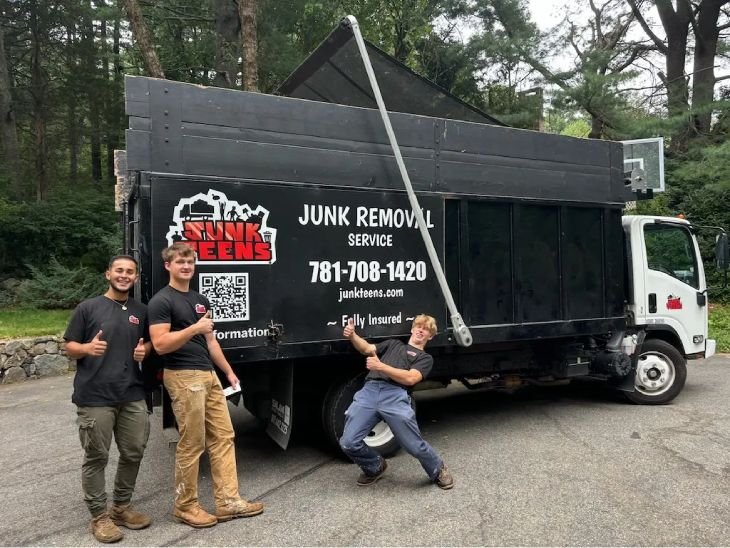 कचरे में ​मिले स्पीकर ने जेन-जी भाईयों को बनाया करोड़प​ति:3.5 लाख रुपए में ट्रक खरीदा, घर-ऑफिस से कचरा उठाया, रीसेल कर बढ़ाया बिजनेस