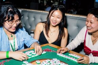 युवाओं को पसंद आ रहा बुजुर्गों वाला खेल ‘महजोंग:टाइल्स टकराने की ‍आवाज में सुकून; रणनीति बनाने-समझने के बहाने दोस्ती के मौके