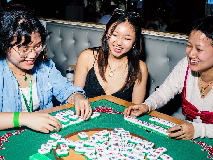 युवाओं को पसंद आ रहा बुजुर्गों वाला खेल ‘महजोंग:टाइल्स टकराने की ‍आवाज में सुकून; रणनीति बनाने-समझने के बहाने दोस्ती के मौके