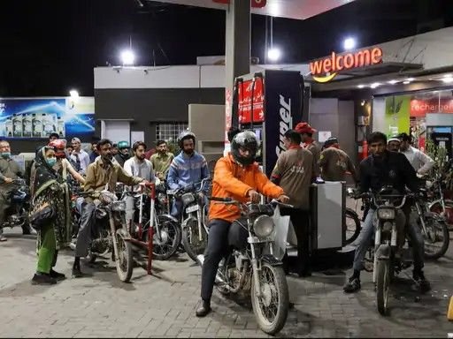Pakistan Petrol Price Hits Rs 458.41, Diesel Rs 520.35 Per Litre – Massive Hike Due to US-Iran War