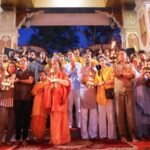 परमार्थ निकेतन में गंगा आरती में शामिल हुए सुनील शेट्टी:रूद्राक्ष का दिव्य पौधा और अंग वस्त्र भेंट कर किया अभिनन्दन