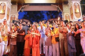 परमार्थ निकेतन में गंगा आरती में शामिल हुए सुनील शेट्टी:रूद्राक्ष का दिव्य पौधा और अंग वस्त्र भेंट कर किया अभिनन्दन