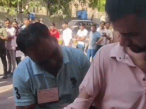 अजमेर में SI भर्ती एग्जाम-फुल बाजू शर्ट को काटा,धागे हटाए:चेकिंग कर एंट्री, जूते भी खुलवाए; एक्सीडेन्ट के बावजूद पहुंचे कैंडिडेट्स