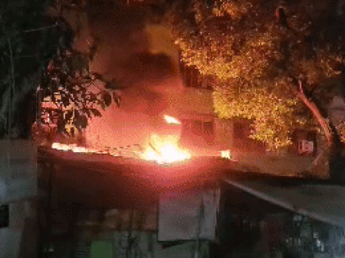 अजमेर दरगाह में छत पर वायरिंग में लगी आग-VIDEO:ट्रांसफार्मर के लिए बिछी थी केबल, लोगों ने पाया काबू; बड़ा हादसा टला