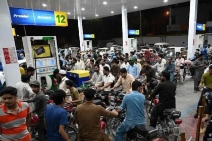 पाकिस्तान में पेट्रोल-डीजल 5 रुपए सस्ता हुआ:पेट्रोल 409.78 और हाई-स्पीड डीजल 409.58 रुपए लीटर मिल रहा, भारत में कल ₹3-3 महंगे हुए थे