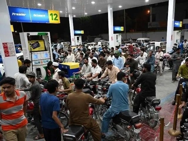 पाकिस्तान में पेट्रोल-डीजल 5 रुपए सस्ता हुआ:पेट्रोल 409.78 और हाई-स्पीड डीजल 409.58 रुपए लीटर मिल रहा, भारत में कल ₹3-3 महंगे हुए थे
