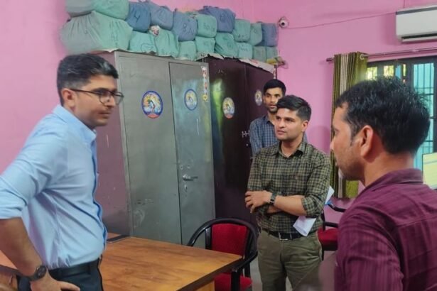 पट्टा-नामांतरण में देरी पर कलेक्टर हुए नाराज:लापरवाह कर्मचारियों पर होगी कार्रवाई, नगर परिषद में अनियमितताएं आई सामने