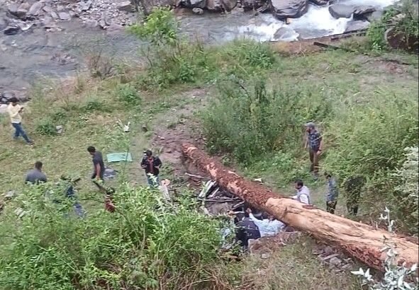 हिमाचल में तूफान में हादसा, 4 महिला टीचर्स की मौत:आनी में पेड़ गिरने से खाई में गिरी बोलेरो गाड़ी, 3 गंभीर, दो IGMC शिमला रेफर