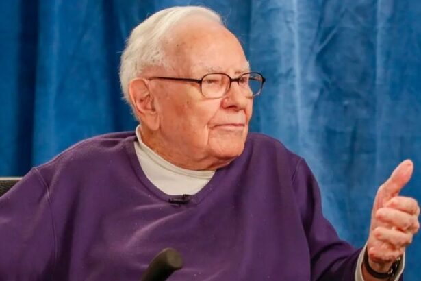 Greg Abel Leads, Tim Cook Praised by Buffett in Sweater