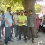 सिरोही अस्पताल से 85 संविदाकर्मी बिना नोटिस हटाए:कर्मचारियों ने किया प्रदर्शन, "मैनेजमेंट मुर्दाबाद" के लगाए नारे