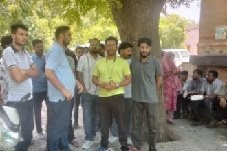सिरोही अस्पताल से 85 संविदाकर्मी बिना नोटिस हटाए:कर्मचारियों ने किया प्रदर्शन, "मैनेजमेंट मुर्दाबाद" के लगाए नारे
