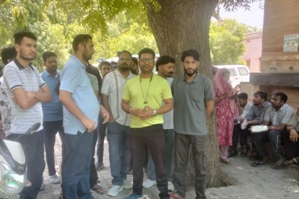 सिरोही अस्पताल से 85 संविदाकर्मी बिना नोटिस हटाए:कर्मचारियों ने किया प्रदर्शन, "मैनेजमेंट मुर्दाबाद" के लगाए नारे