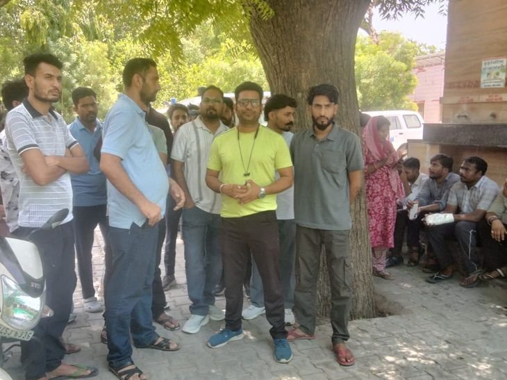 सिरोही अस्पताल से 85 संविदाकर्मी बिना नोटिस हटाए:कर्मचारियों ने किया प्रदर्शन, "मैनेजमेंट मुर्दाबाद" के लगाए नारे