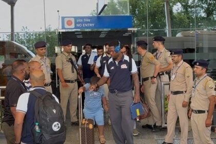 धर्मशाला पहुंची मुंबई इंडियंस की टीम:प्रशंसकों से बिना मिले निकले रोहित शर्मा, तिलक वर्मा ने दिए ऑटाग्राफ, कल पंजाब किंग्स होगा मुकाबला