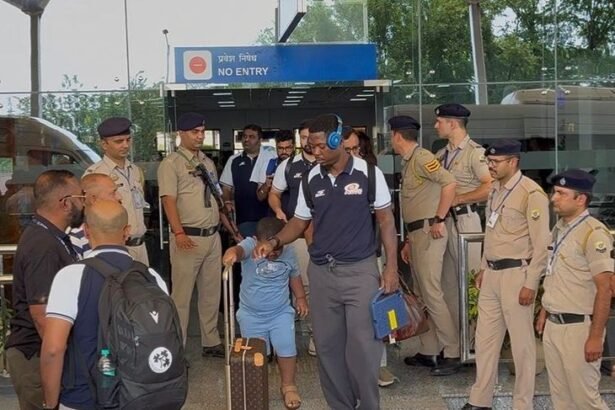 धर्मशाला पहुंची मुंबई इंडियंस की टीम:प्रशंसकों से बिना मिले निकले रोहित शर्मा, तिलक वर्मा ने दिए ऑटाग्राफ, कल पंजाब किंग्स होगा मुकाबला