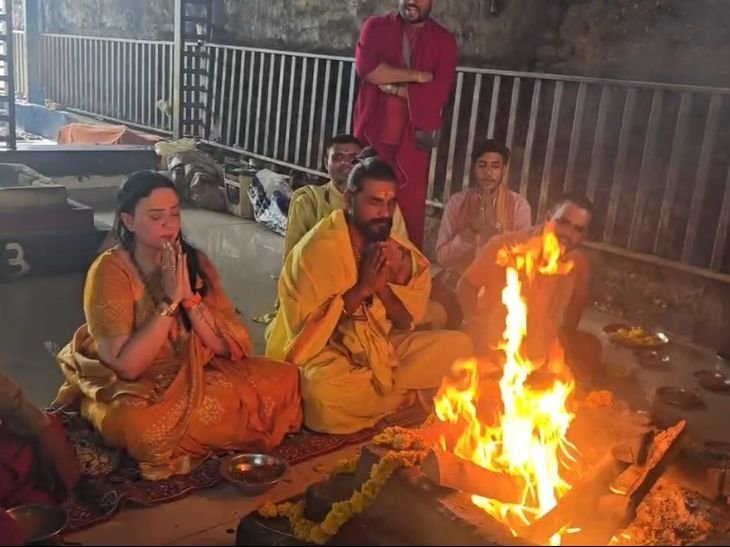 रेमो डिसूजा पत्नी के साथ नलखेड़ा पहुंचे:फिल्म डायरेक्टर ने किए मां बगलामुखी के किए दर्शन; यज्ञशाला में सपत्नीक हवन किया