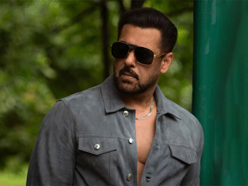 Salman Khan Flaunts Toned Abs at 60
