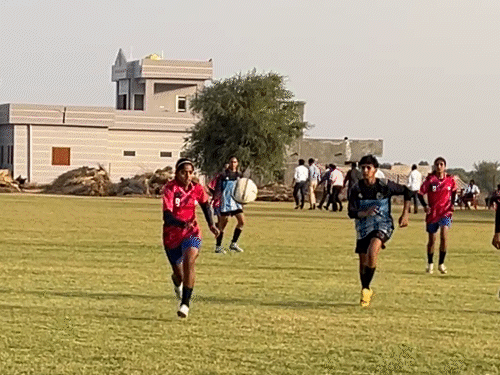 रेगिस्तान में बकरियां चराती थीं, आज फुटबॉल खिलाड़ी:लड़कियों के शॉर्ट्स पहनने का विरोध हुआ, कोच ने बेच दी थी अपनी 15 बीघा जमीन