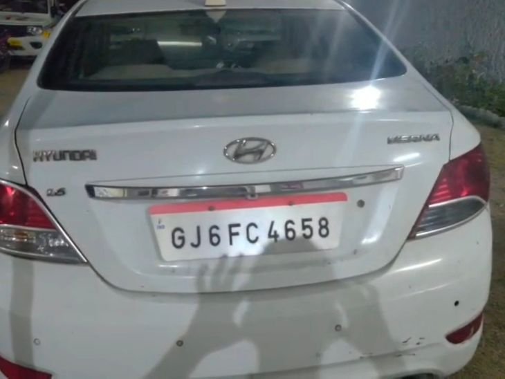 टेम्बा गांव के पास शराब से भरी कार पकड़ी:खेत में छोड़कर भागने लगा ड्राइवर, घेराबंदी कर दबोचा